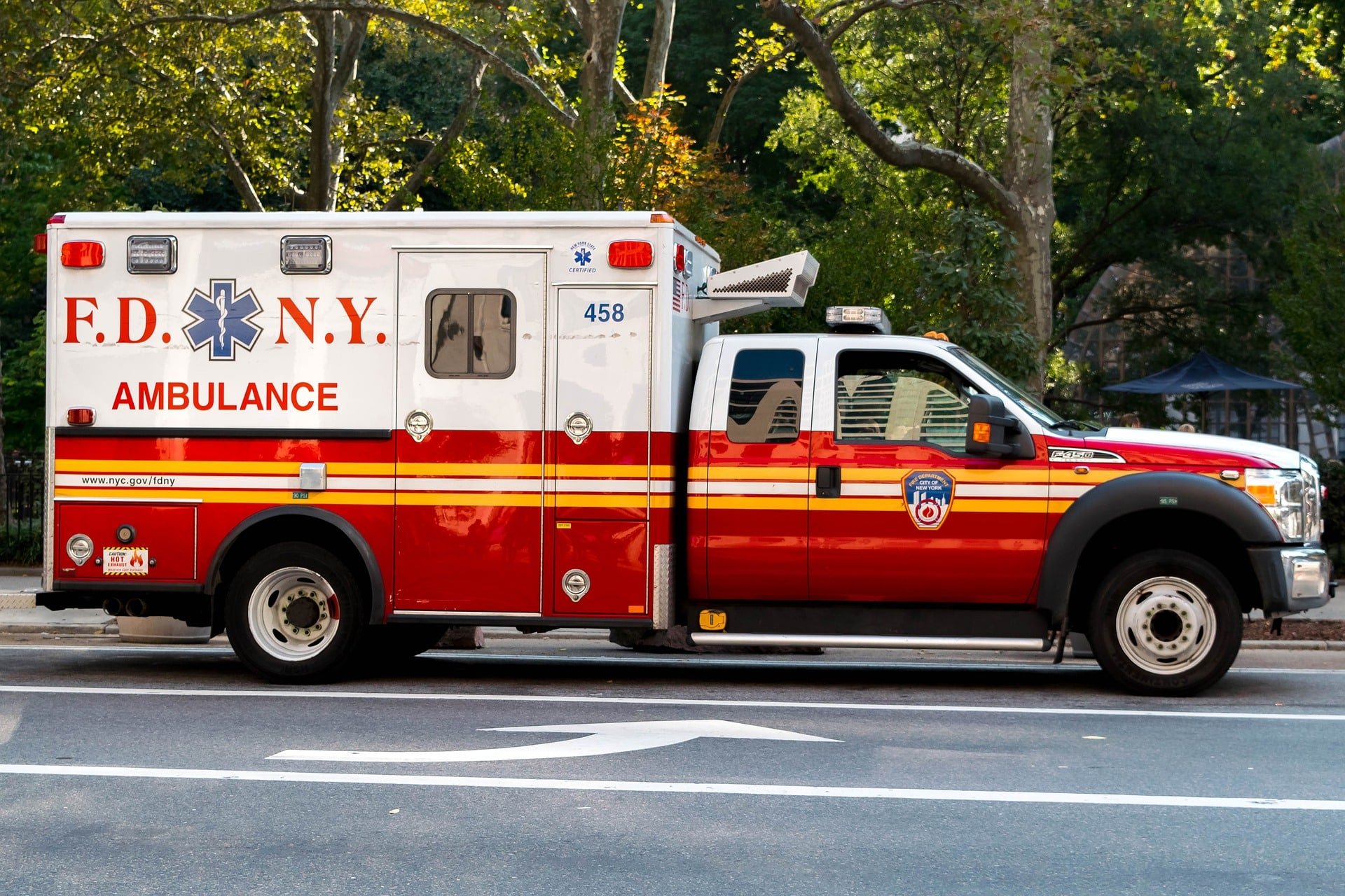 Амбулансе NY. Скорая Нью Йорка парамедик. Автомобили скорой помощи США. Скорая в Америке.